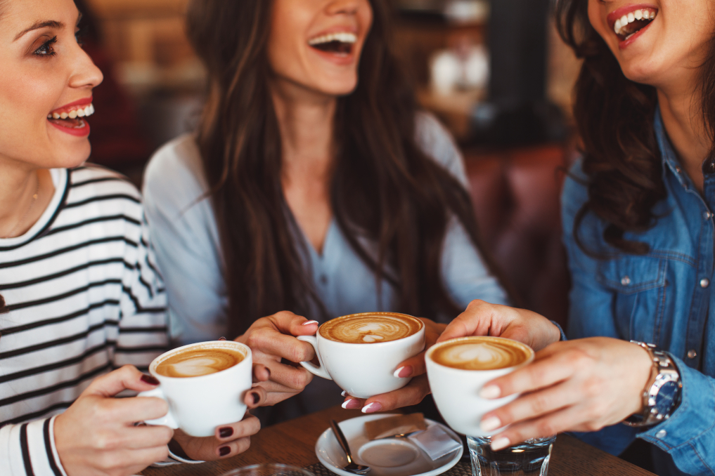 Gesunder entkoffeinierter Kaffee mit Freundinnen